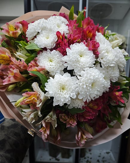 Бело-розовый микс из хризантем и альстромерий с доставкой по Алматы