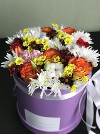 Сборный букет цветов в коробке "Приятный сюрприз"