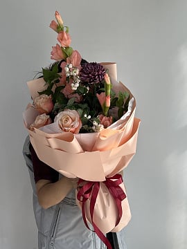 Асимметричный букет из роз и хризантем