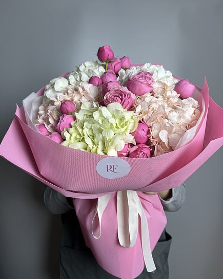 Букет из розовых пионовидных роз и гортензии с доставкой по Астане