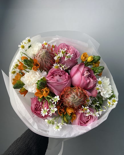 Яркий букет с пионовидными розами и протеей с доставкой по Астане