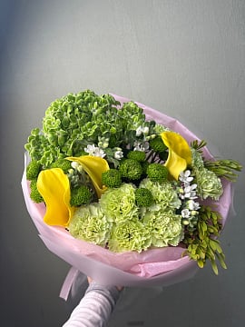 Солнечный микс с каллами и гортензией