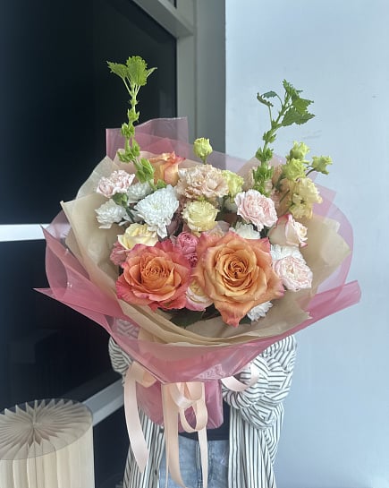 Круглый букет с розами, гвоздиками и эустомой with delivery to Astana
