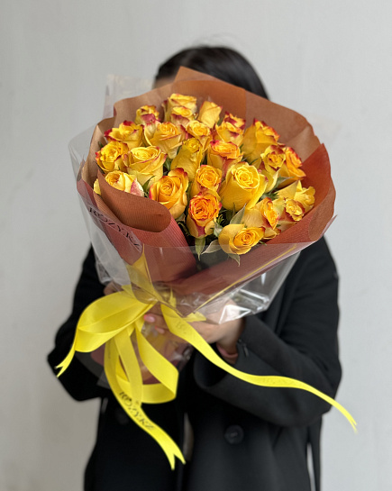 Букет из 25 желтых роз в фирменной упаковке  с доставкой по Астане