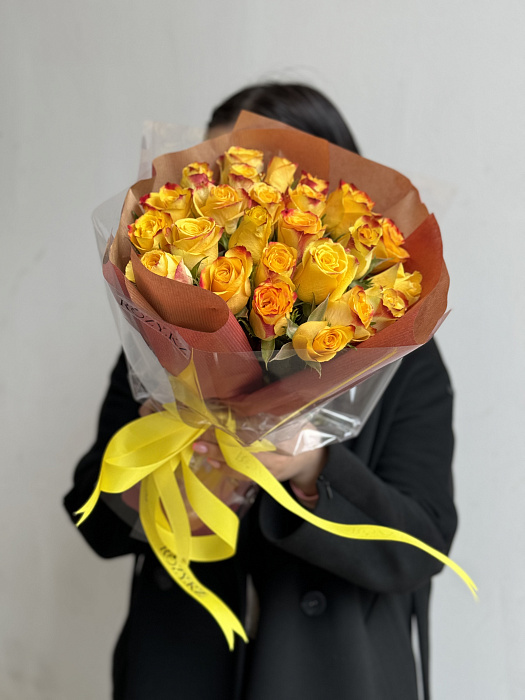 Bouquet of 25 yellow roses in branded packaging