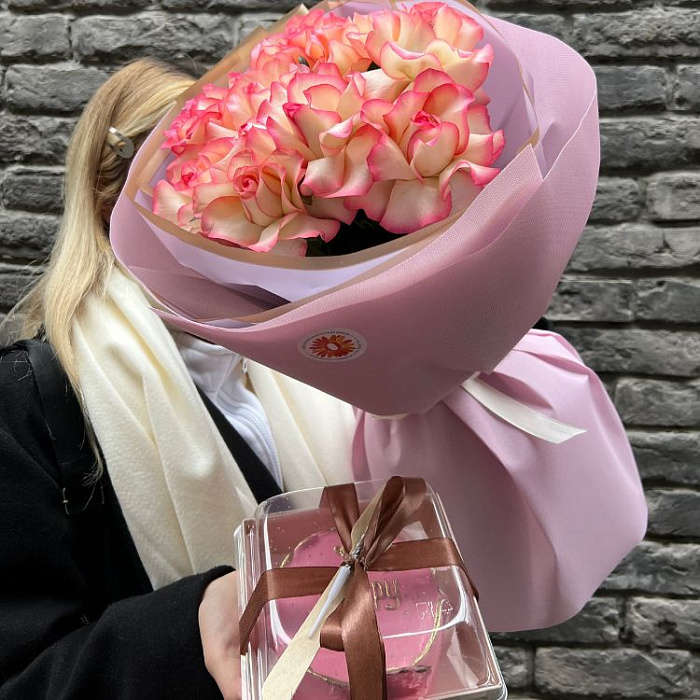 Bouquet of 9 French roses + Bento cake