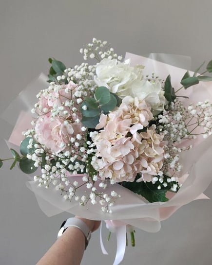 Нежный букет с гортензией и гипсофилой с доставкой по Астане