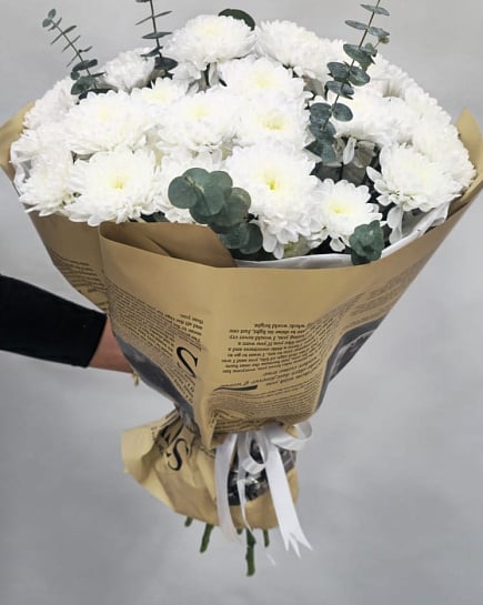 Белоснежные хризантемы с эвкалиптом с доставкой по Астане