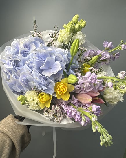 Весенняя палитра с гортензией и нарциссами с доставкой по Астане