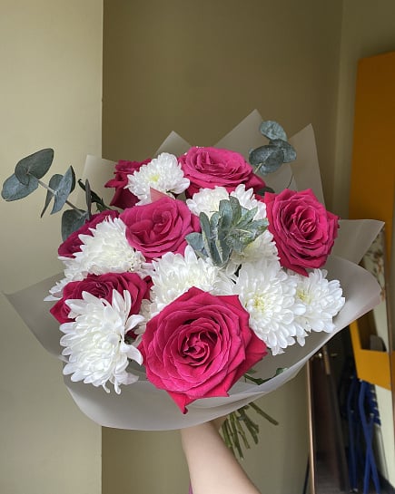 Контрастный дуэт роз и хризантем с доставкой по Астане