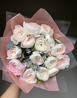 Ранункулюсы 15 шт с зеленью 