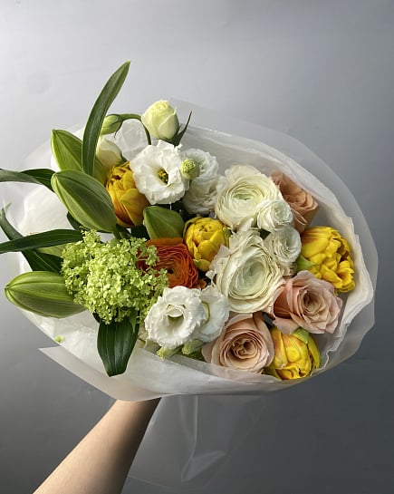 Яркий букет из тюльпанов, роз и ранункулюсов с доставкой по Астане