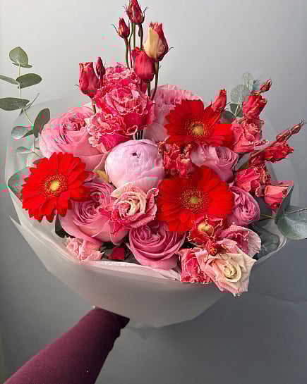 Яркий микс из пионовидных роз и гербер с доставкой по Астане