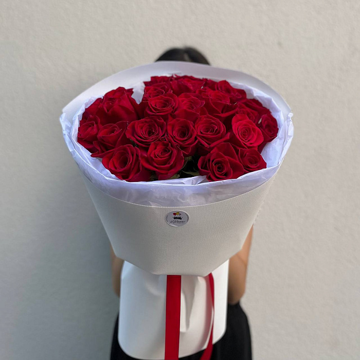 25 Dutch roses in exclusive packaging.