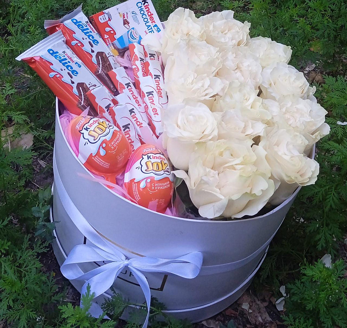 Box of 15 roses with sweets