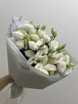 Белоснежная эустома в стильной упаковке