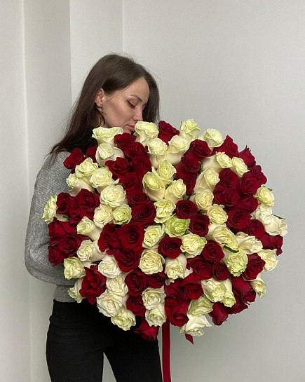 101 красно-белая роза с доставкой по Алматы
