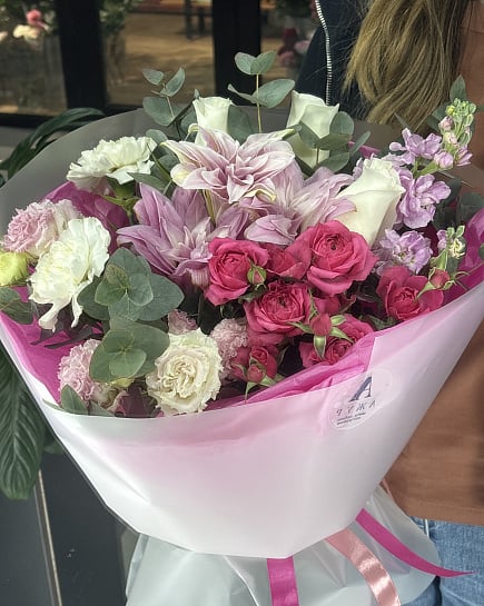 Романтическое очарование с лилиями и кустовыми розами с доставкой по Астане