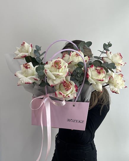 Бело-розовые розы в стильной сумочке с доставкой по Астане