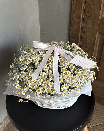 Корзина с полевыми ромашками with delivery to Astana