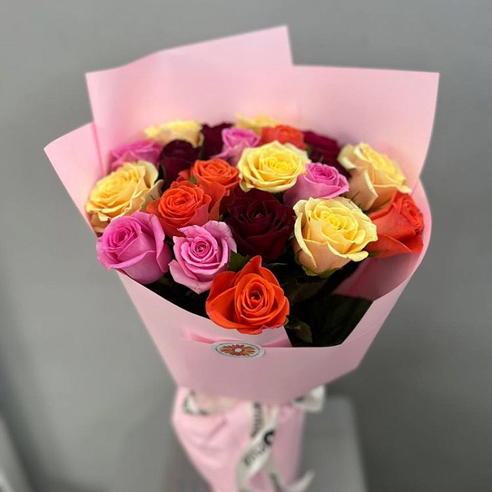 Mixed bouquet of 15 roses