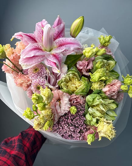 Нежный букет с розовыми лилиями и эустомой с доставкой по Астане