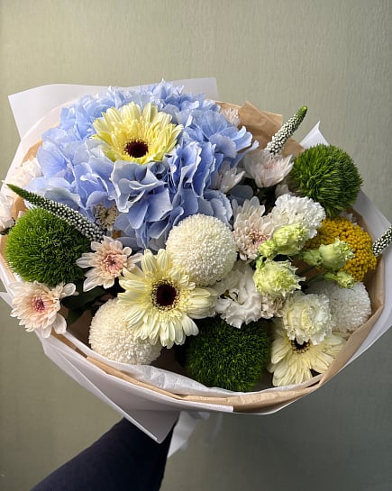Синий и желтый круглый букет with delivery to Astana