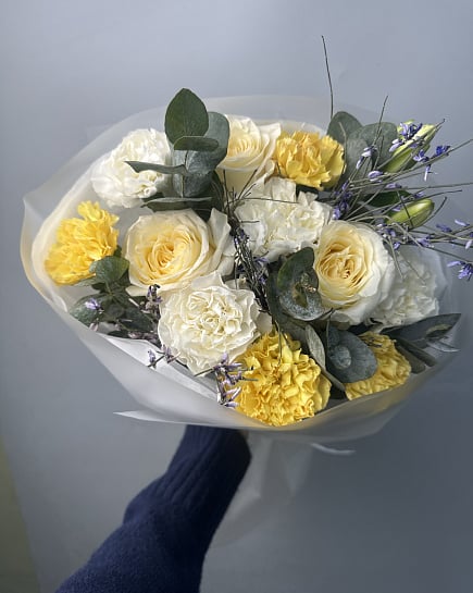 Солнечный микс с розами и гвоздиками с доставкой по Астане