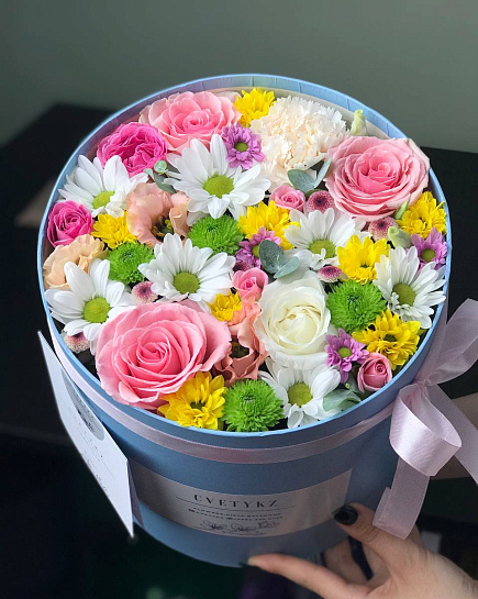 Сборный букет цветов в коробке "Приятный сюрприз" с доставкой по Астане