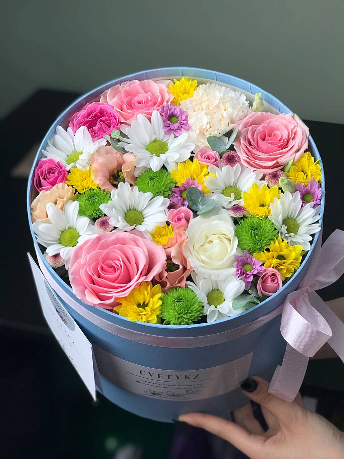 Сборный букет цветов в коробке "Приятный сюрприз"