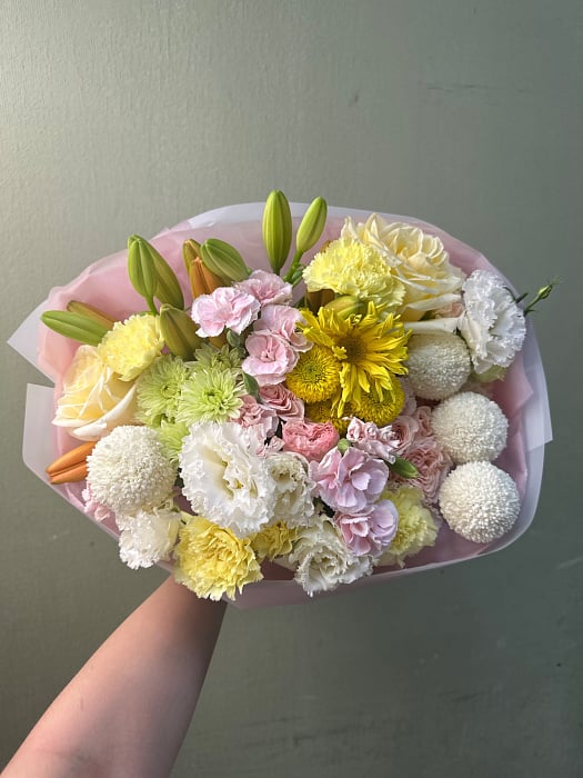 Солнечный микс с лилиями и эустомой