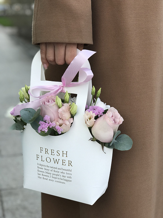 Fashionable handbag with flowers