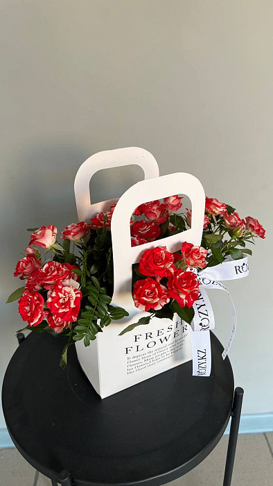 SHRUSH ROSES IN A TRENDY BAG