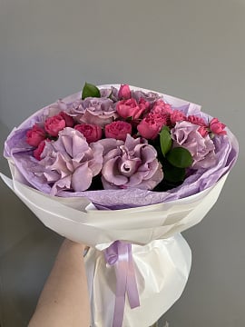 Фиолетовый букет роз и кустовых роз