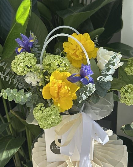 Солнечный микс с ирисами и пионовидными тюльпанами с доставкой по Астане