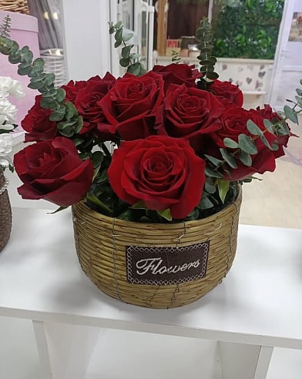 Классические красные розы в корзине с доставкой по Астане