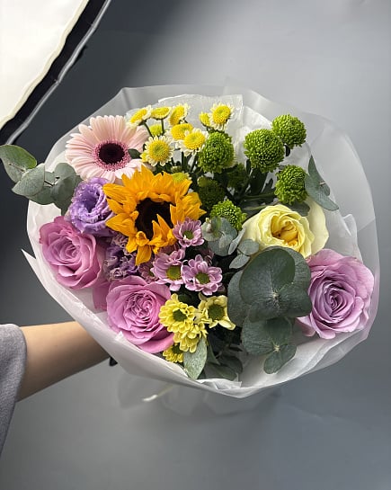 Яркий букет с подсолнухом и герберами с доставкой по Астане