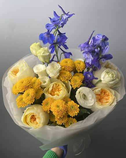 Яркий букет с пионовидными розами и дельфиниумом с доставкой по Астане