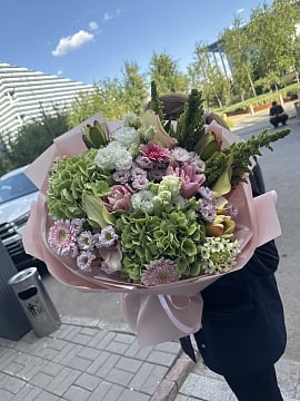 Розовый букет с гортензией и протеей