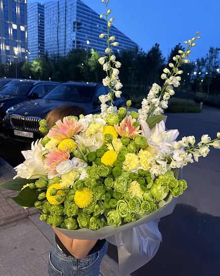 Летний микс с дельфиниумом и георгинами с доставкой по Астане