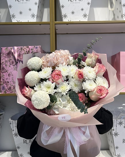 Нежный букет из роз и гортензий с доставкой по Астане