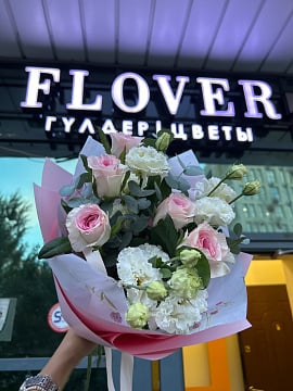 Розово-белый круглый букет из роз и эустомы