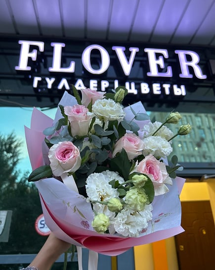 Розово-белый круглый букет из роз и эустомы с доставкой по Астане