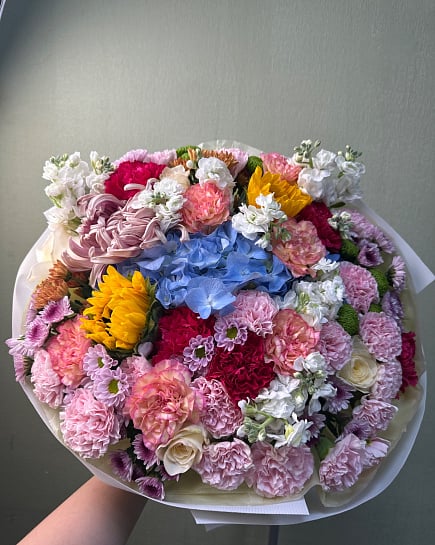 Яркий микс с гортензией и подсолнухом with delivery to Astana