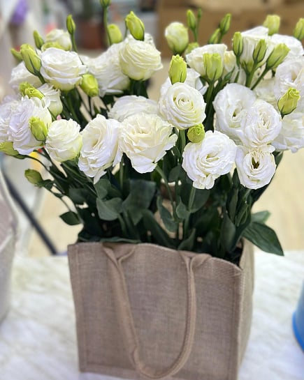 Белоснежная эустома в джутовой сумке с доставкой по Астане