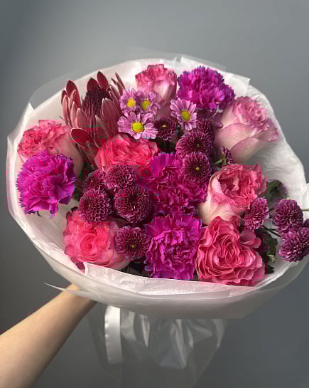 Яркий букет с протеей и пионовидными розами с доставкой по Астане