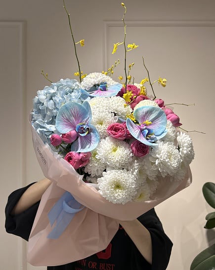 Букет с голубой гортензией и орхидеями с доставкой по Астане