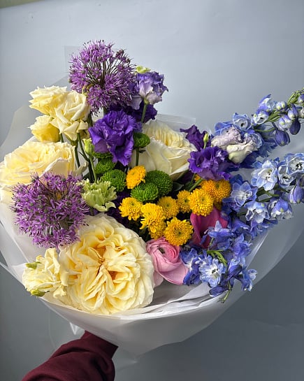 Яркий микс с пионовидными розами и дельфиниумом с доставкой по Астане