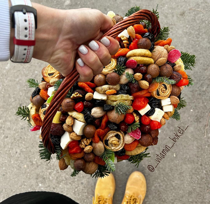 Dried fruit basket