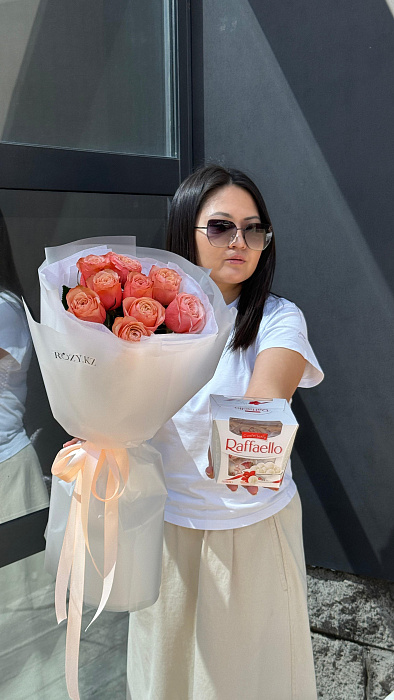 Combo Bouquet of 9 gorgeous roses and Raffaello